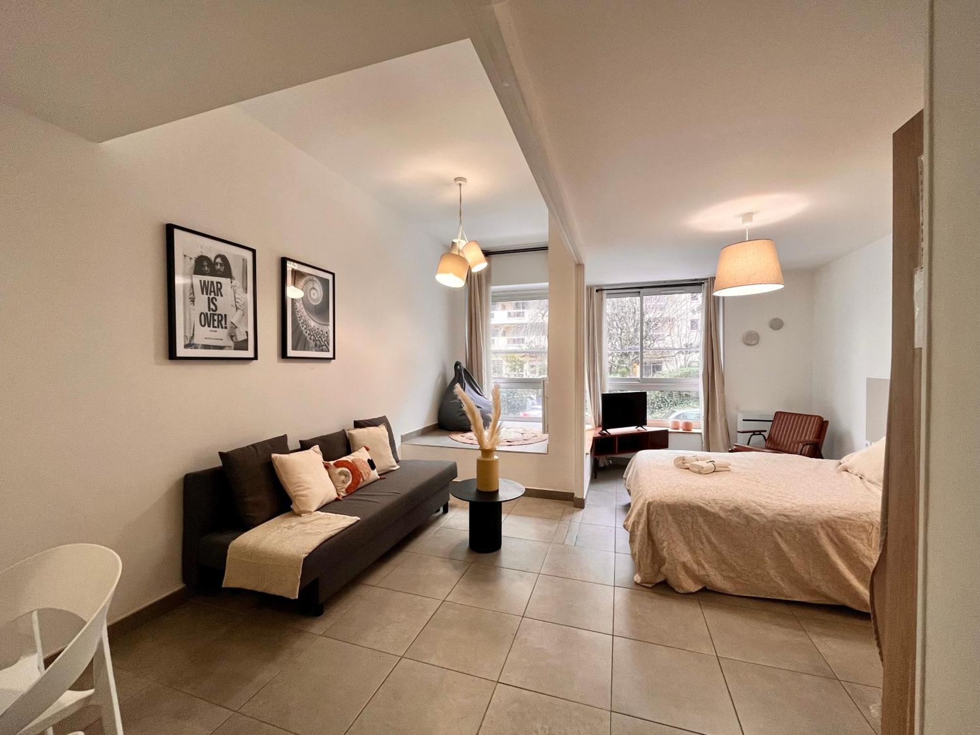 Suite Danbury Lyon Exterior photo